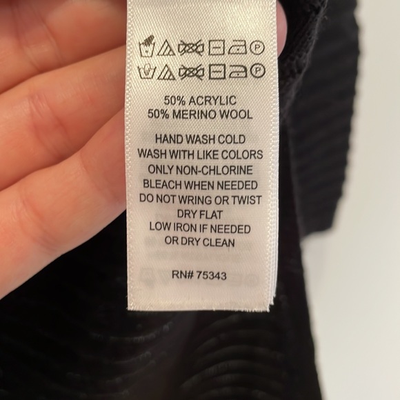 Tahari Women’s Ribbed Turtle Neck Sweater. - Picture 8 of 8